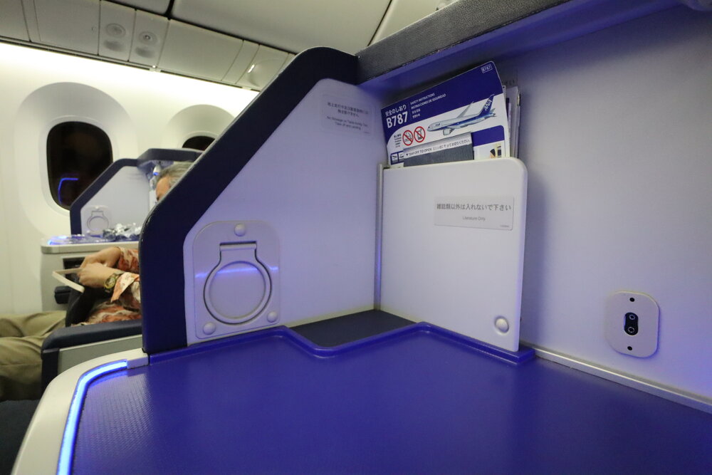 ANA 787 business class – Seat features