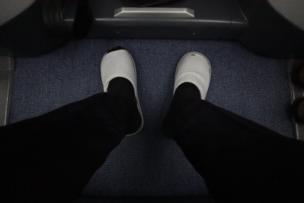 ANA 787 business class – Slippers