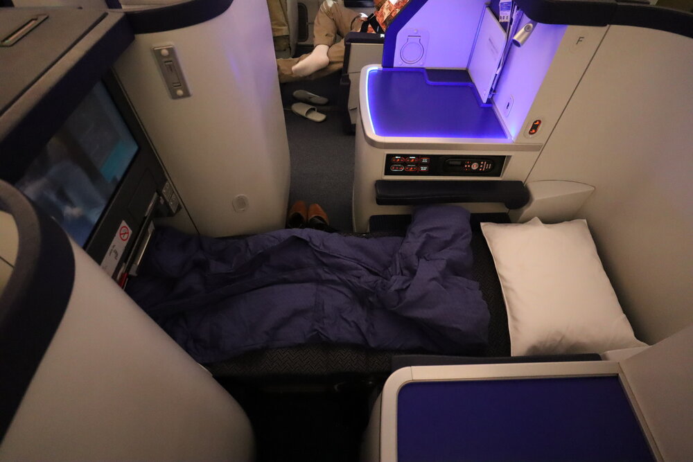 ANA 787 business class – Lie-flat bed