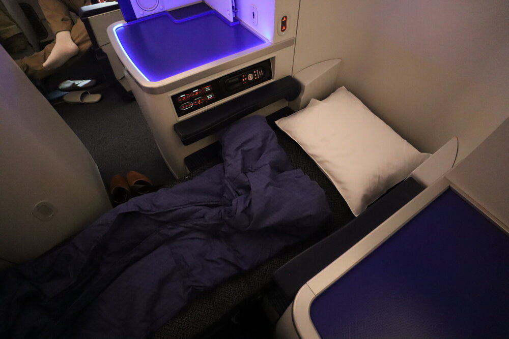 ANA 787 business class – Lie-flat bed