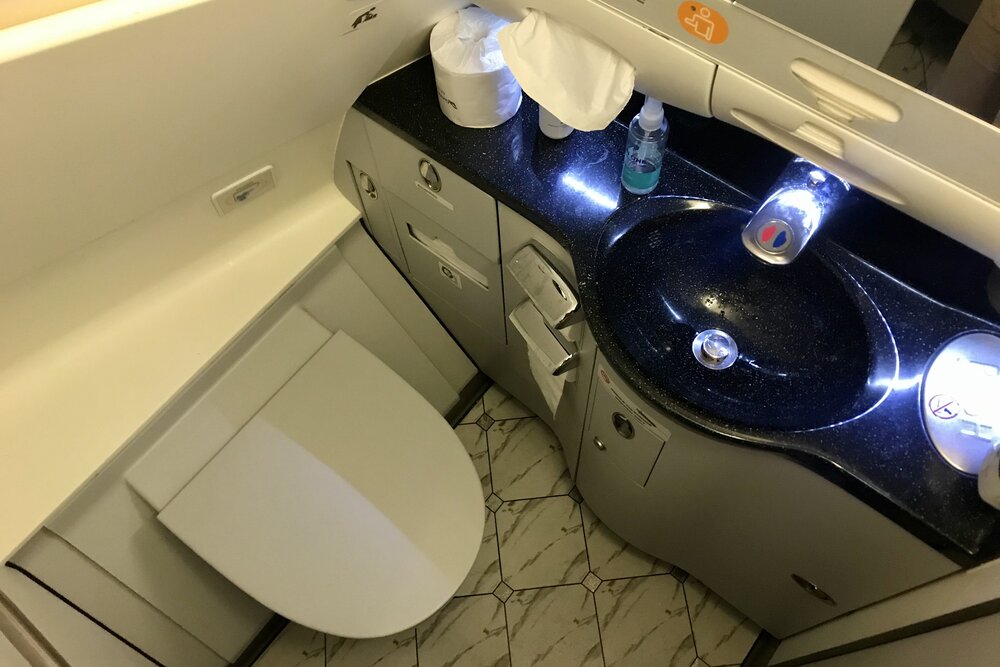 Qantas business class – Restroom