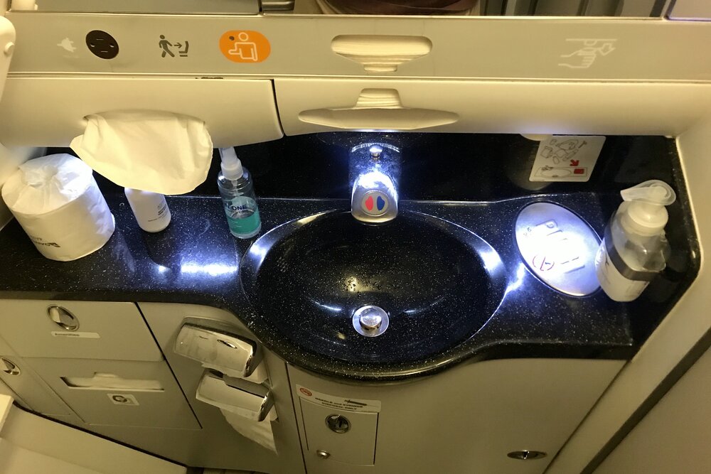 Qantas business class – Restroom amenities