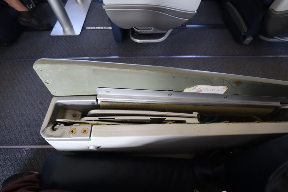 Air Canada Jetz A319 – Tray table