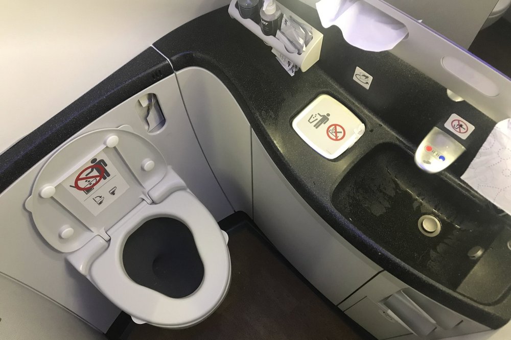 LOT Polish Airlines business class – Restroom