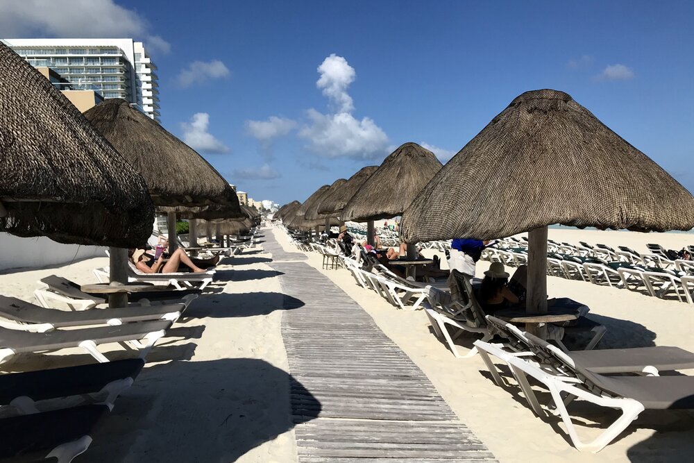 JW Marriott Cancún Resort &amp; Spa – Beach chairs