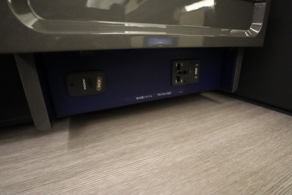 ANA 777 new business class – HDMI, USB, and power ports