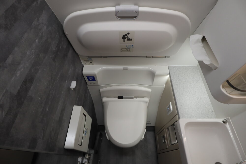 ANA 777 new business class – Restroom