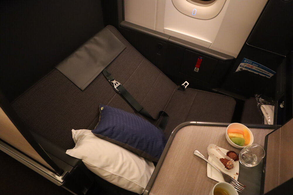 ANA 777 new business class – Putting seat into lie-flat mode