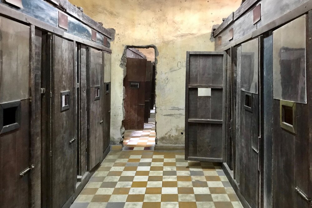 Prisoner cells, where multiple prisoners would be kept shackled by their hands and feet along metal railings on the ground