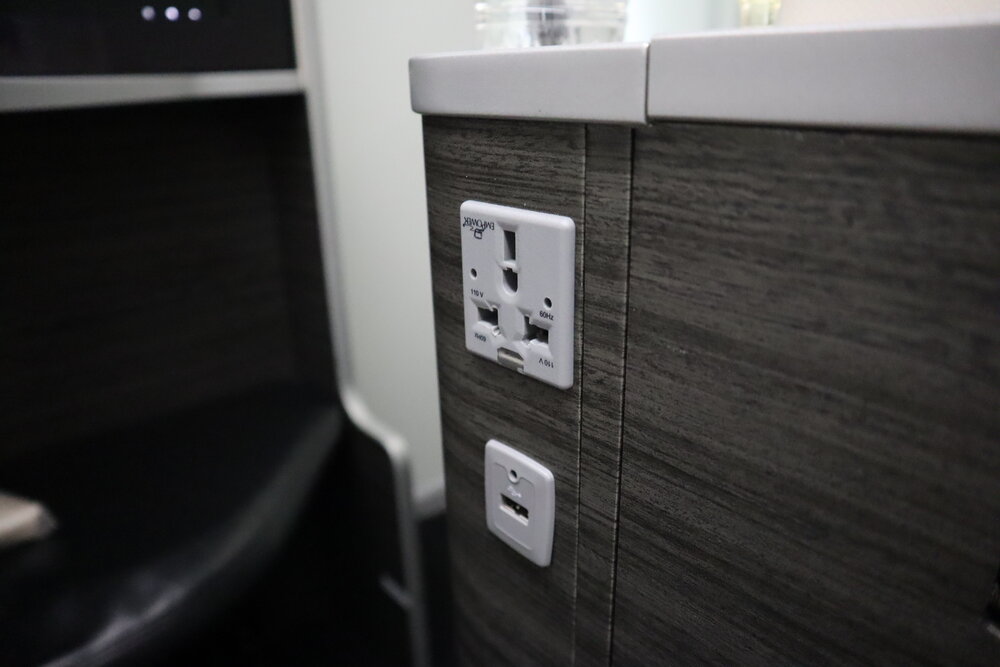 Japan Airlines business class – Power and USB ports