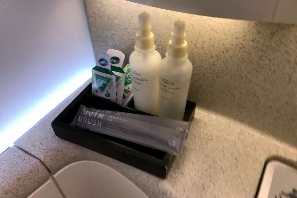 Japan Airlines business class – Restroom amenities