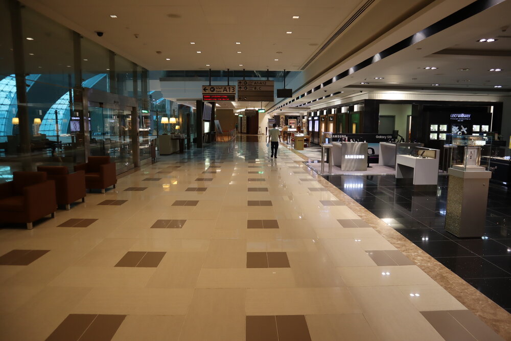 Emirates First Class Lounge (Concourse A) – Walkway