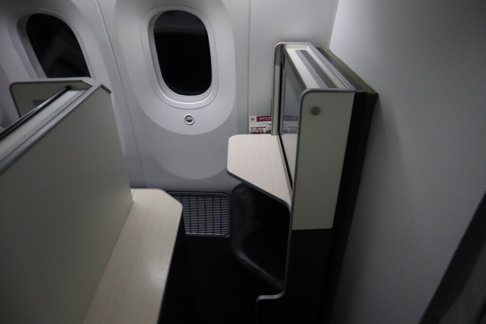 Japan Airlines business class – Window seat private walkway