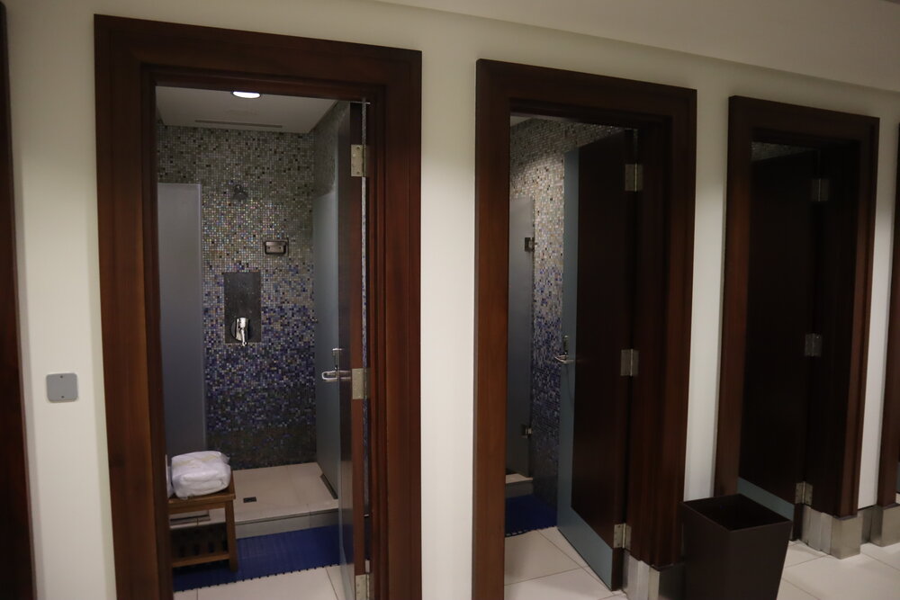 Emirates First Class Lounge Dubai (Concourse B) – Shower rooms