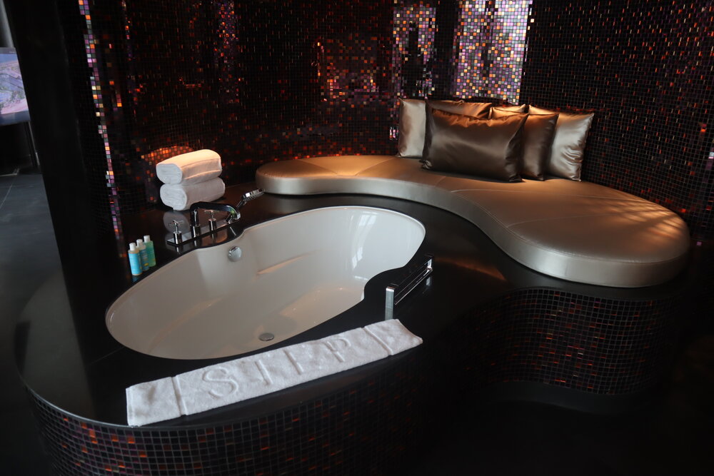 W Dubai The Palm – Marvelous Suite bathtub