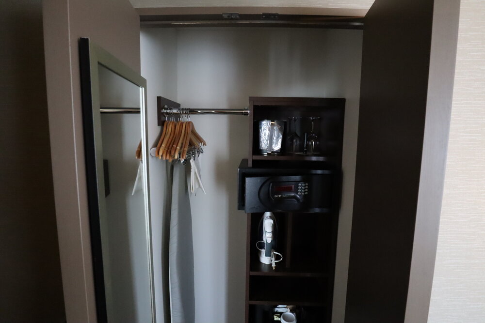 Delta Montreal – Club King Room closet