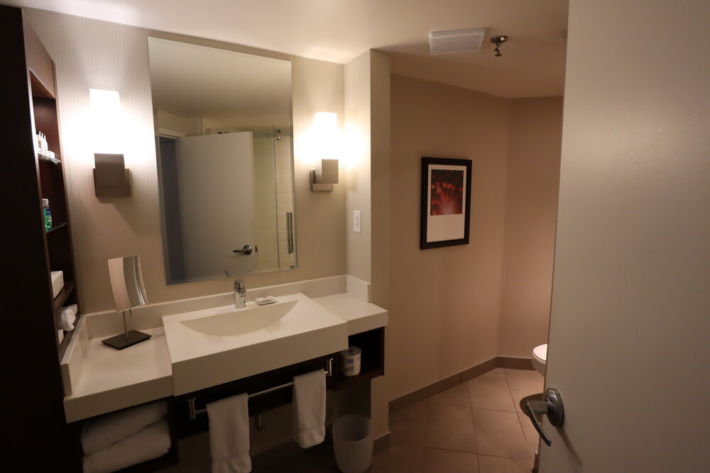 Delta Montreal – Club King Room bathroom