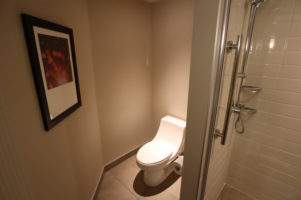 Delta Montreal – Club King Room toilet