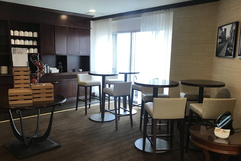 Delta Montreal – Club Lounge dining area