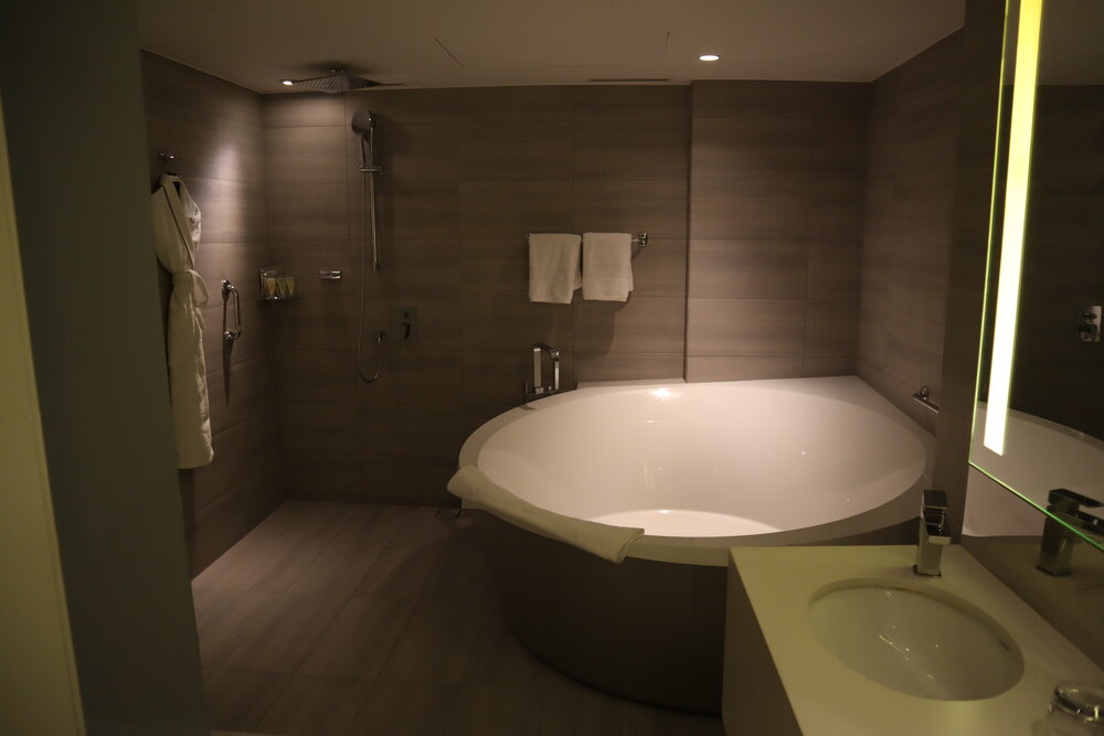 W Amman – Cool Corner Suite bathroom