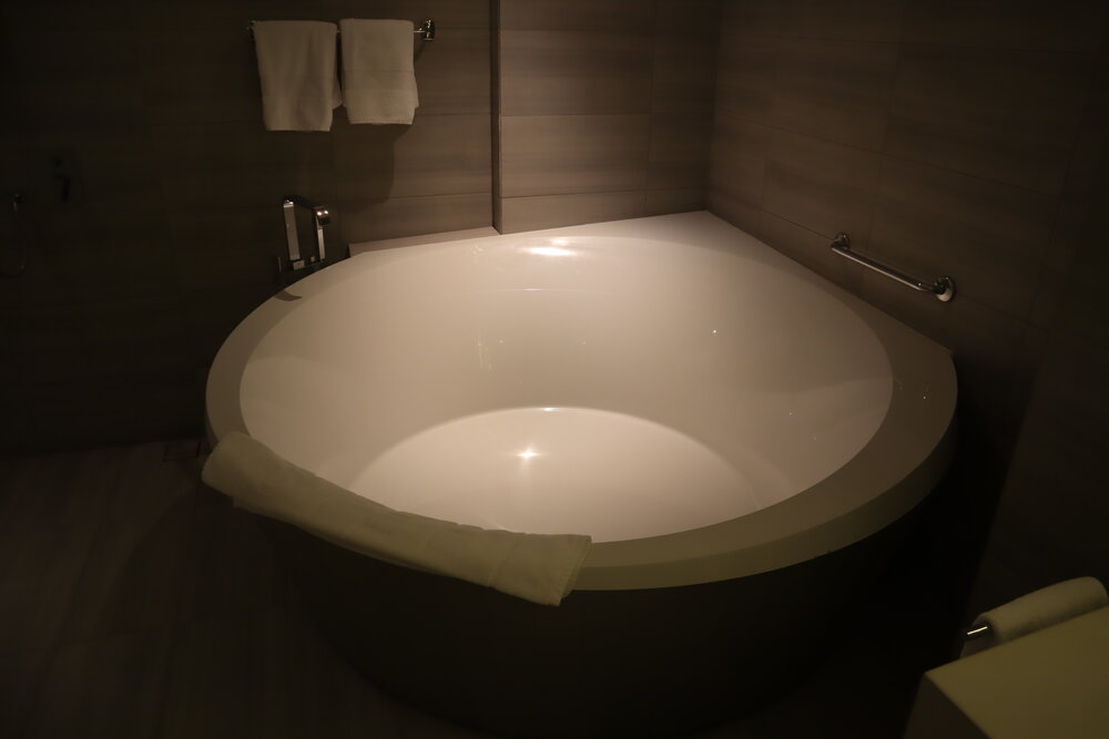 W Amman – Cool Corner Suite bathtub