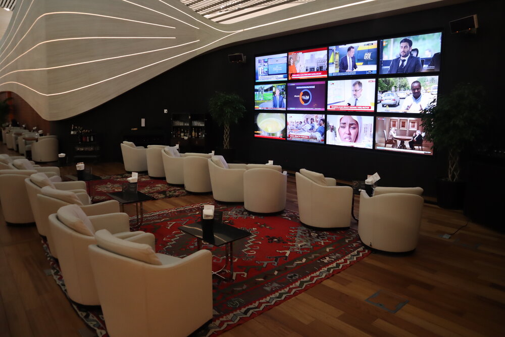 Turkish Airlines Business Lounge Istanbul – TV screens