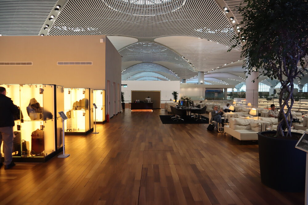 Turkish Airlines Business Lounge Istanbul – Turning left from the entryway