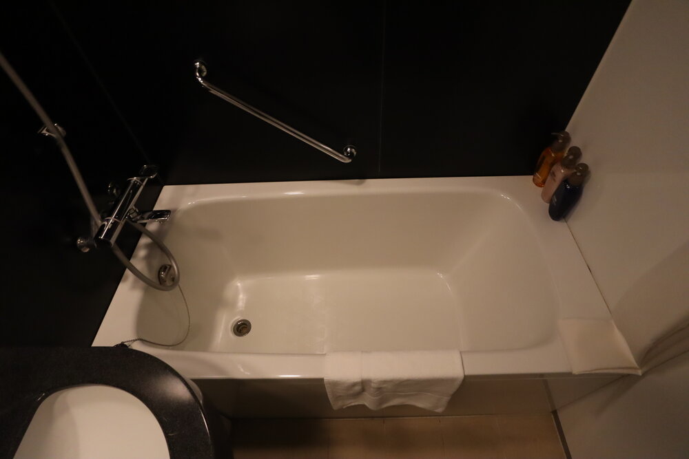 Courtyard Tokyo Station – Shower &amp; bathtub