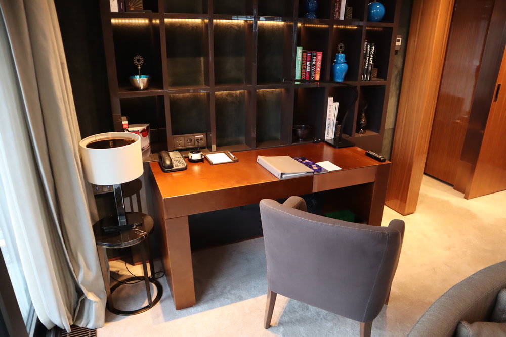 St. Regis Istanbul – St. Regis Suite desk