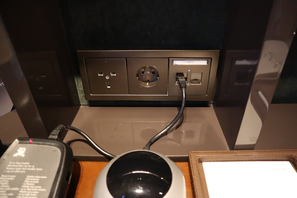 St. Regis Istanbul – St. Regis Suite power outlets