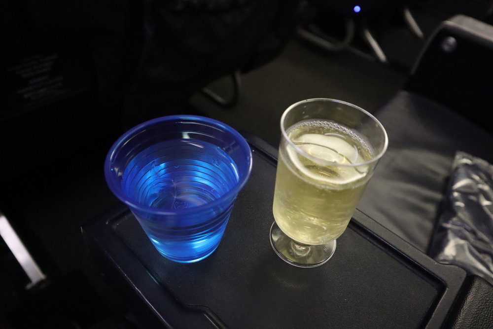 United 737 business class – Welcome drink