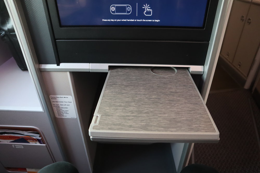 Singapore Airlines 787-10 business class – Tray table