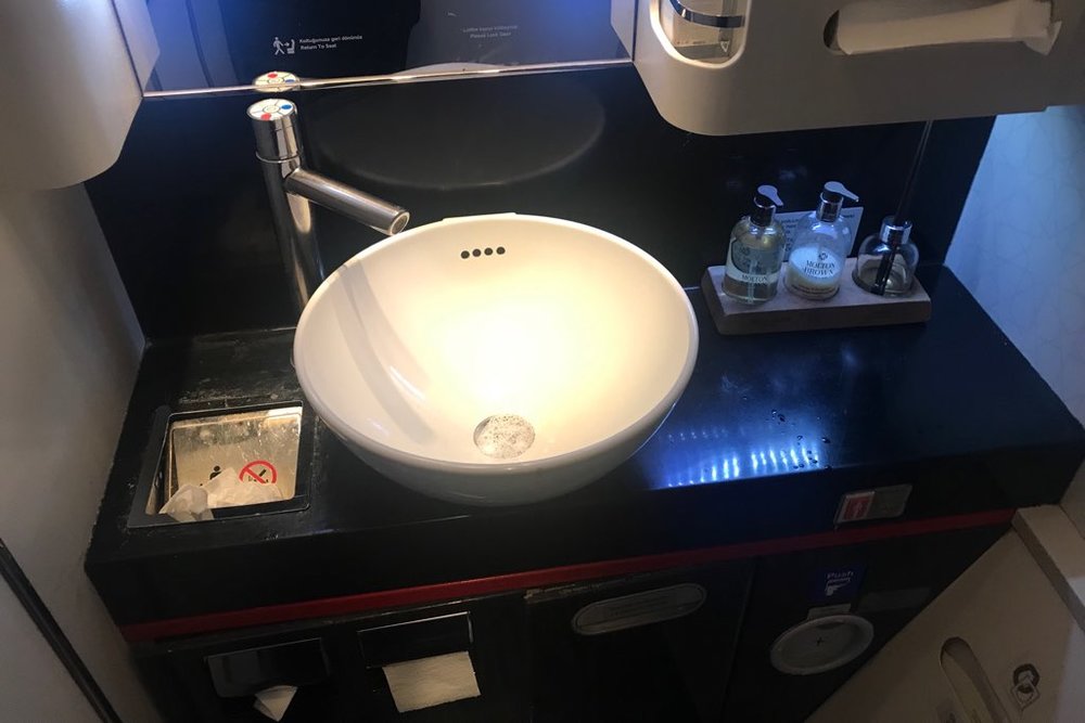 Turkish Airlines 777 business class – Restroom amenities