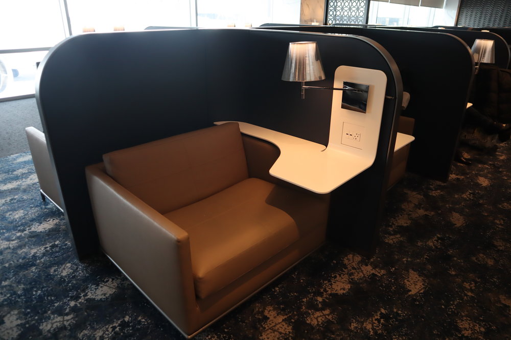 United Polaris Lounge Newark – Seating pods