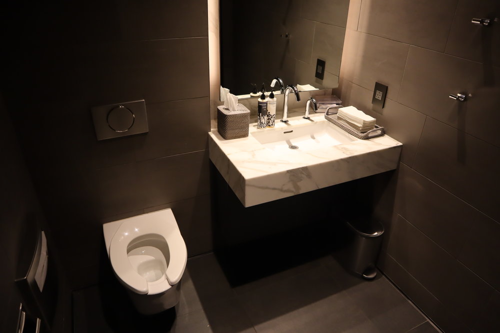 United Polaris Lounge Newark – Bathroom