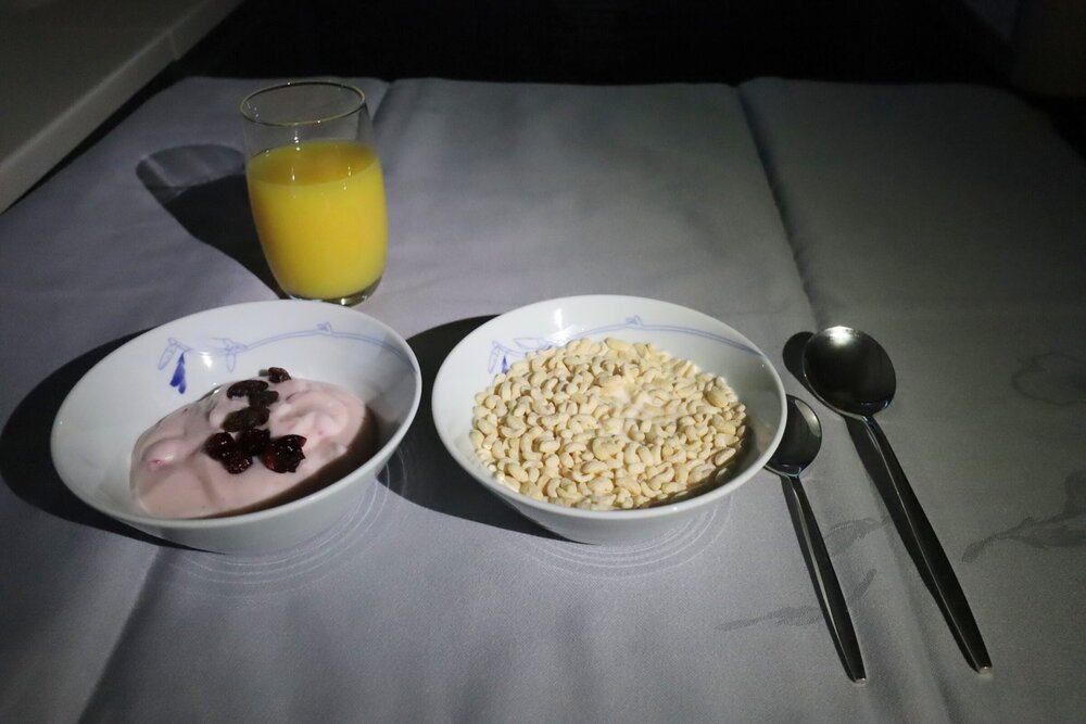 Korean Air 747 First Class – Yogurt and cereal