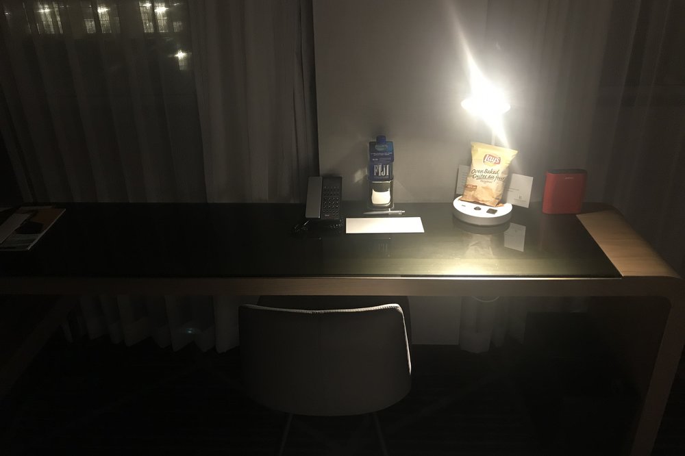 Renaissance Montreal Downtown – King Suite desk