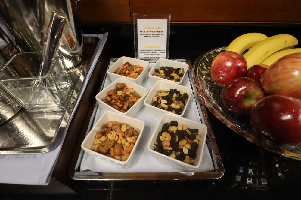 Korean Air First Class Lounge New York JFK – Mixed nuts and crackers