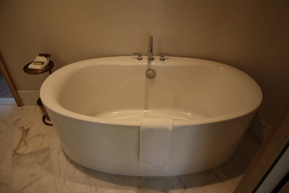 JW Marriott Parq Vancouver – Bathtub