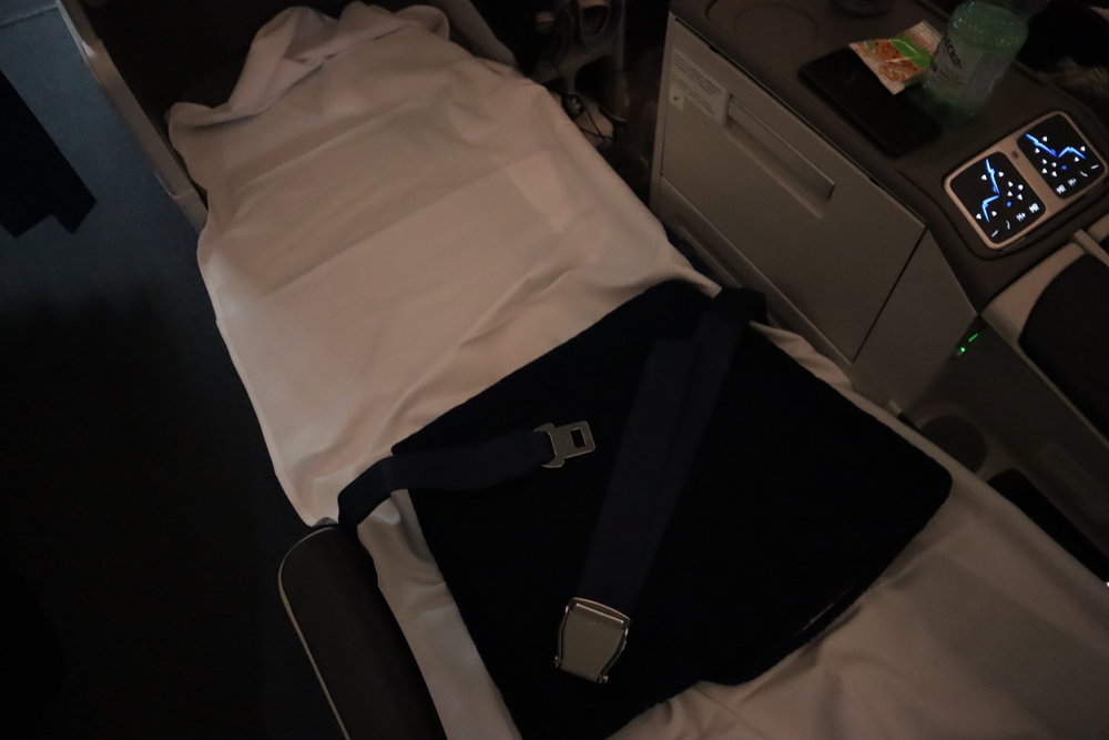 LOT Polish Airlines business class – Bed