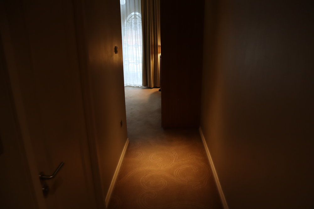 St. Pancras Renaissance Hotel London – Larger Barlow room hallway