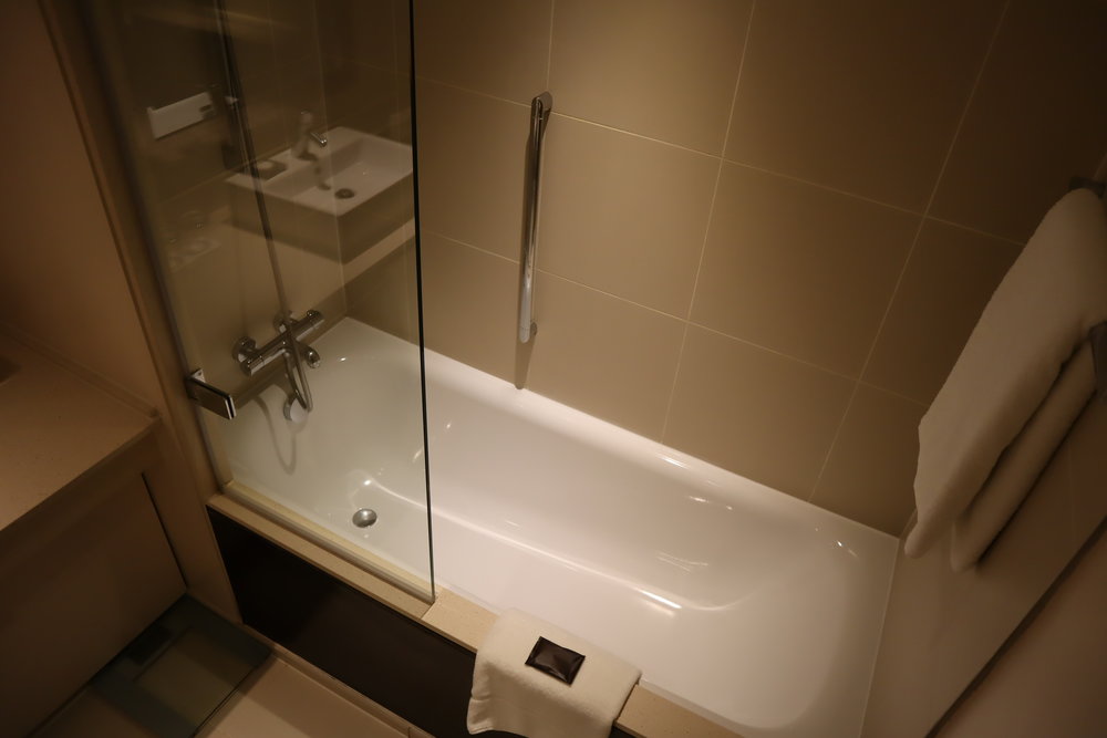 St. Pancras Renaissance Hotel London – Shower and tub