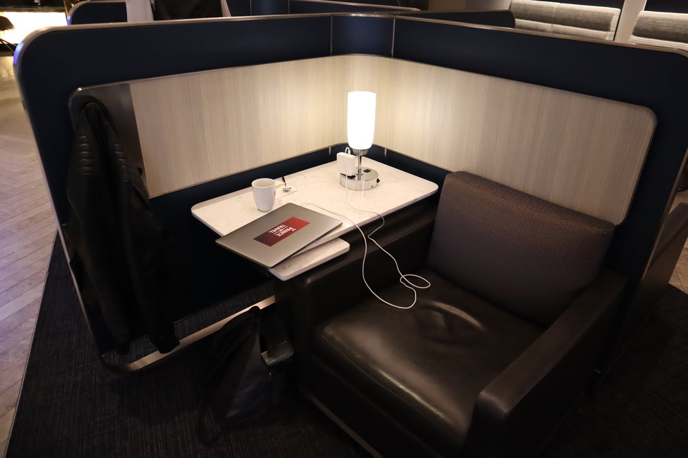 United Polaris Lounge Chicago – Individual pod