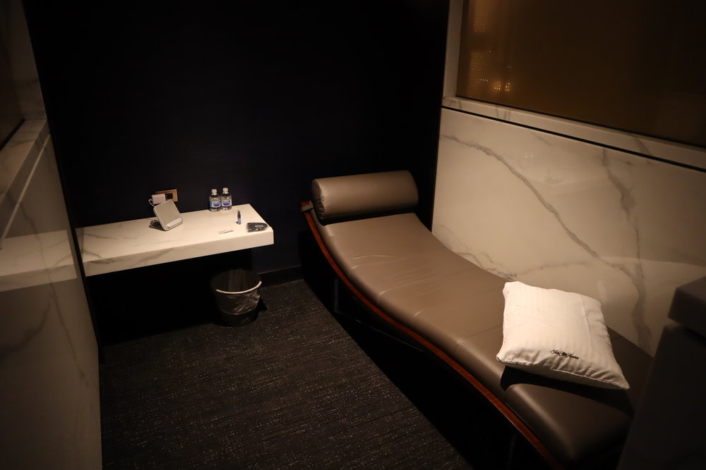 United Polaris Lounge Chicago – Daybeds