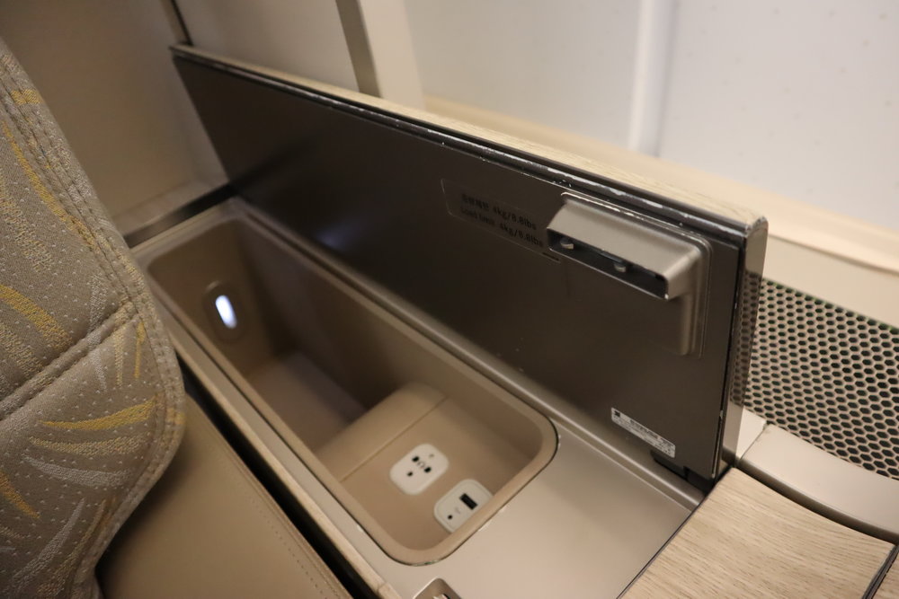 Asiana Airlines First Class – Storage compartment