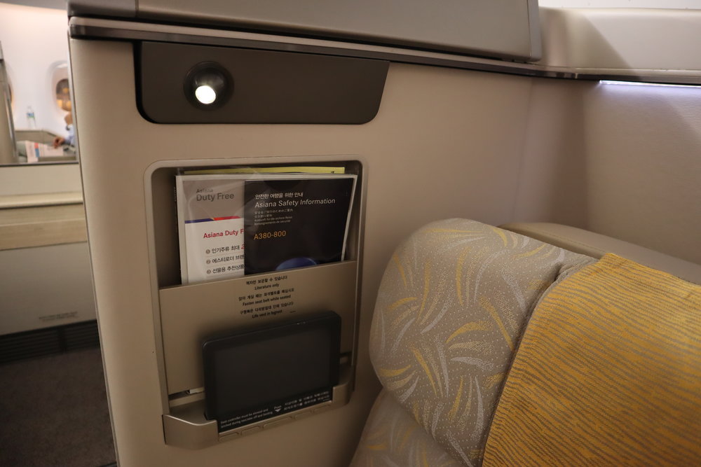 Asiana Airlines First Class – Aisle-side seat features