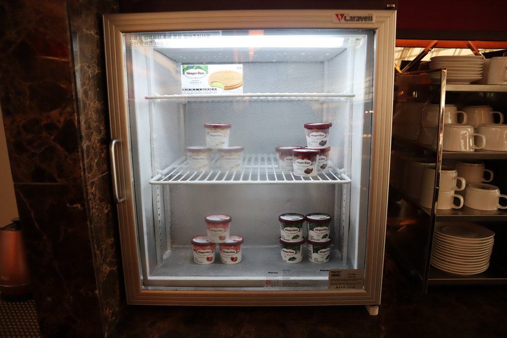 Asiana Airlines First Class Lounge – Häagen-Dazs ice cream