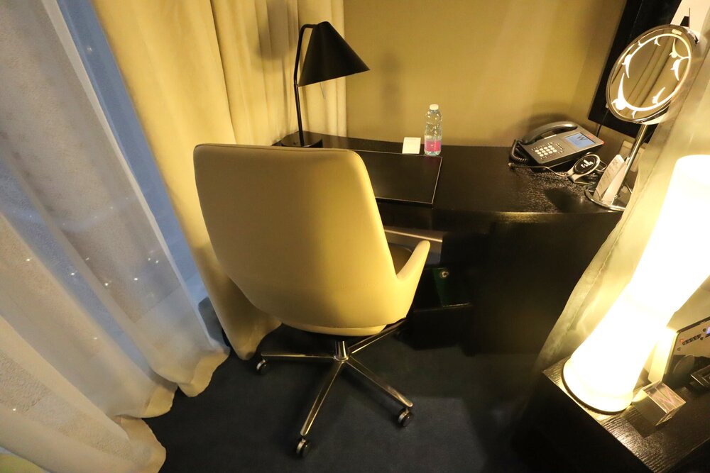 W Doha – Spectacular Room desk