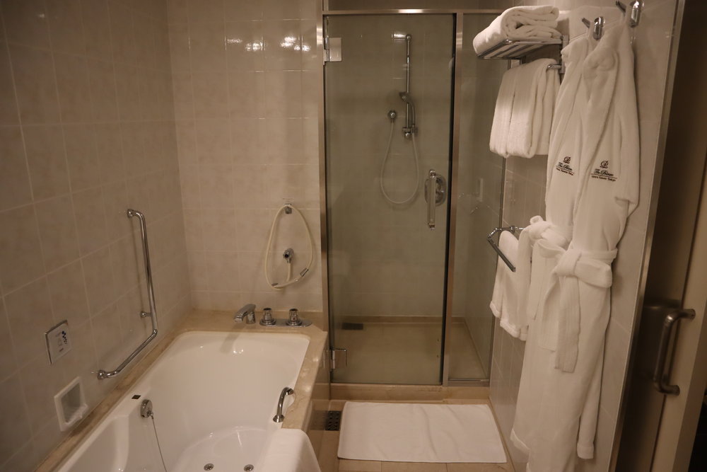 The Prince Sakura Tower Tokyo – Shower and bathtub