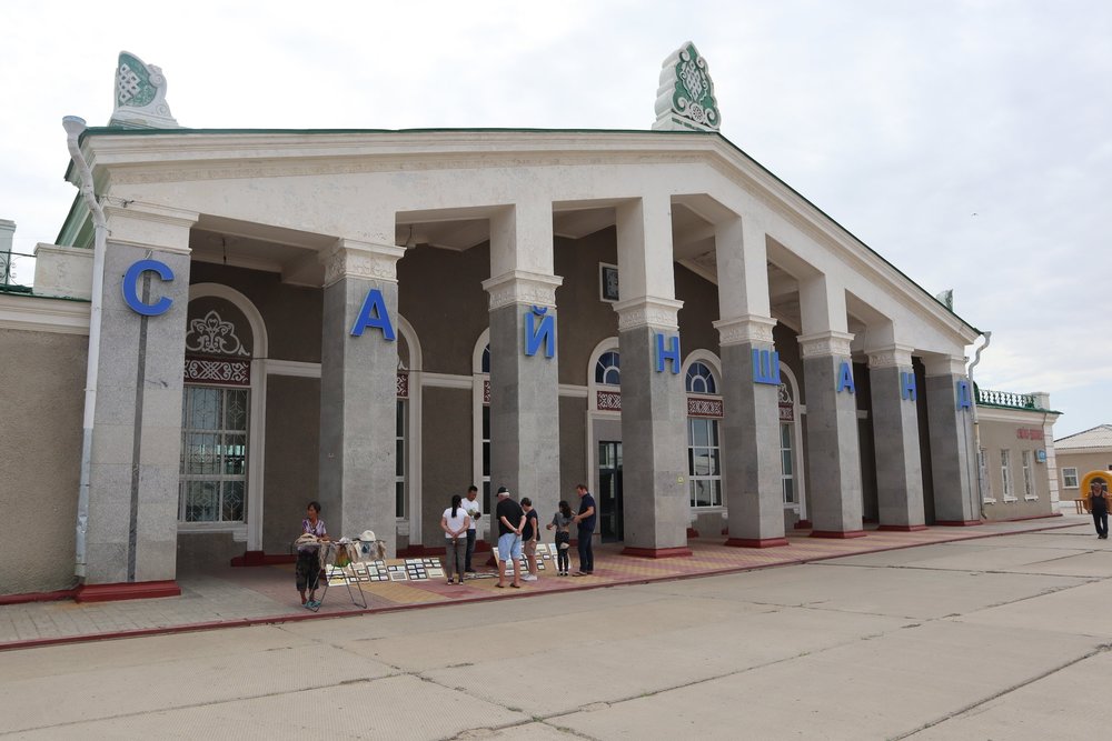 Sainshand station building